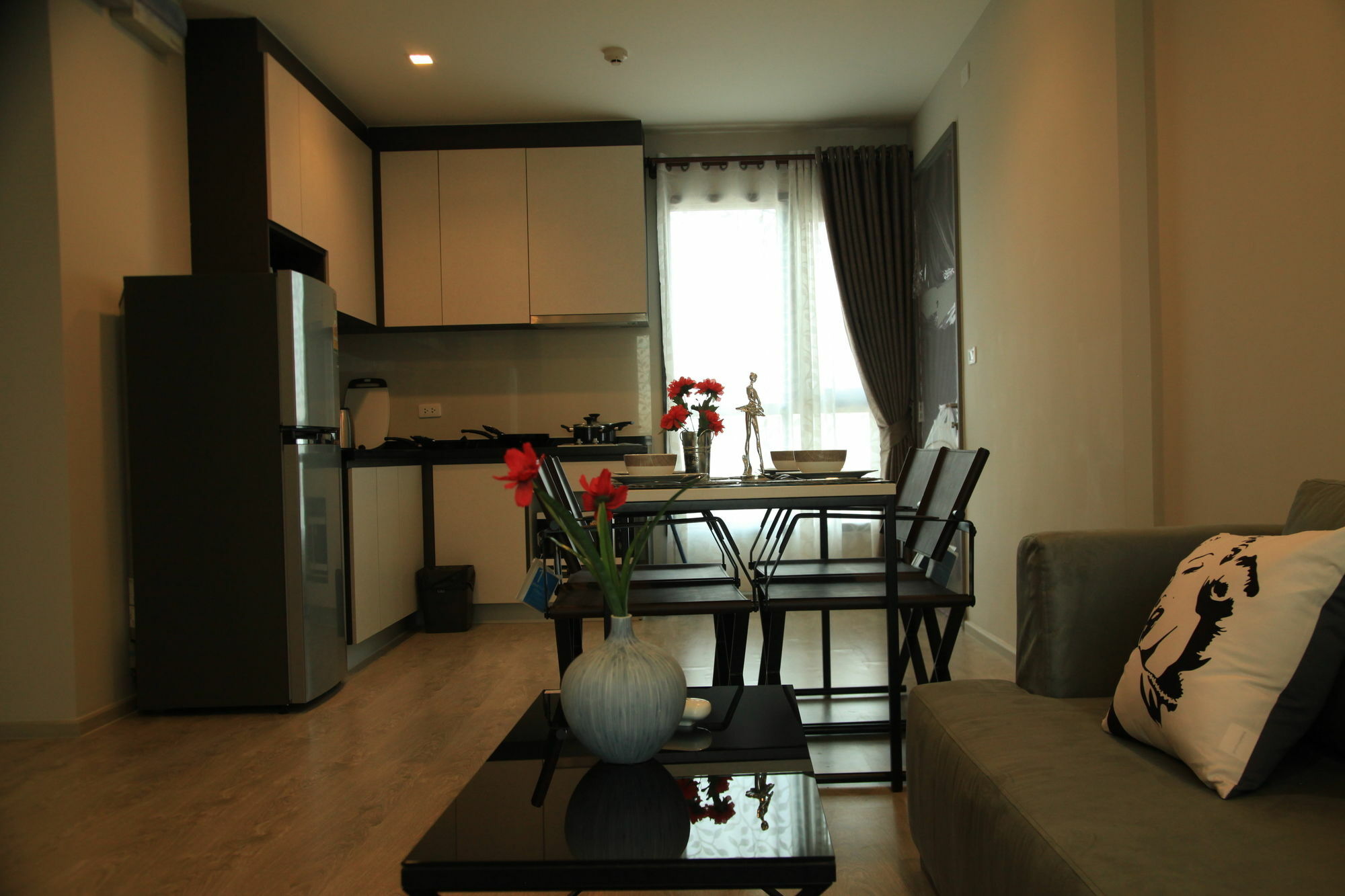 Sea View Long Balcony With Rooftop Pool In Pattaya