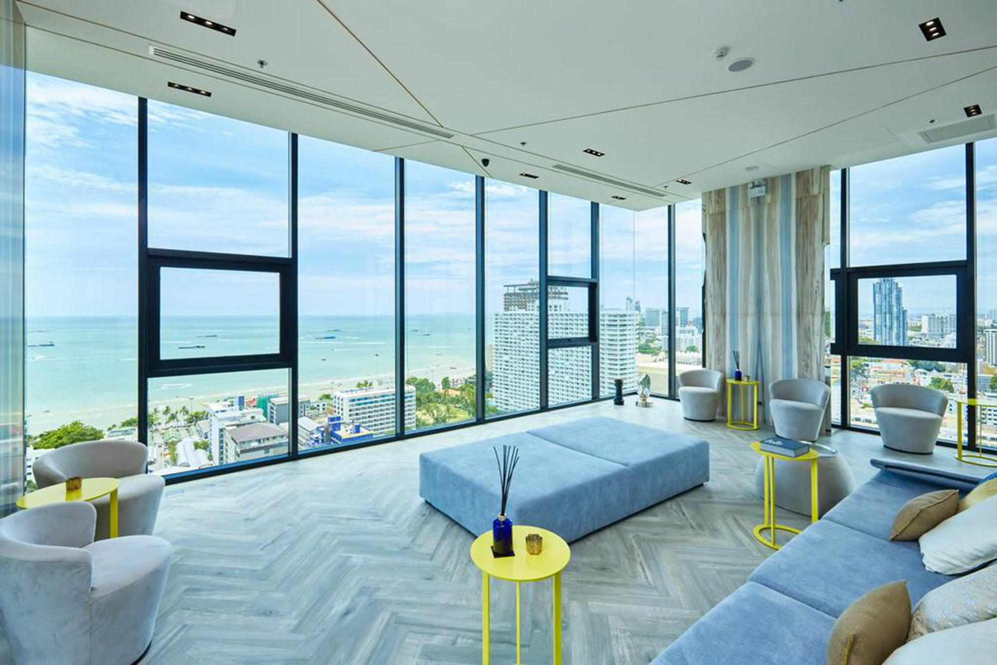 Sea View Long Balcony With Rooftop Pool In Aparthotel
